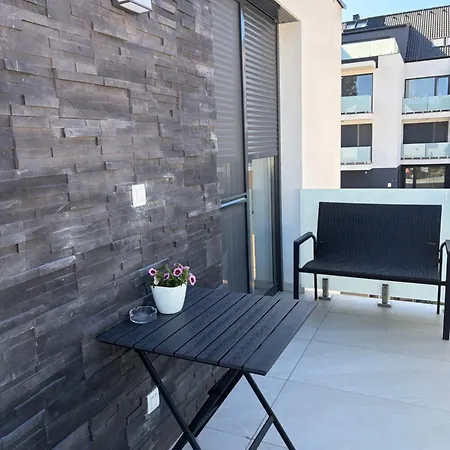 Silver Moon Apartment *